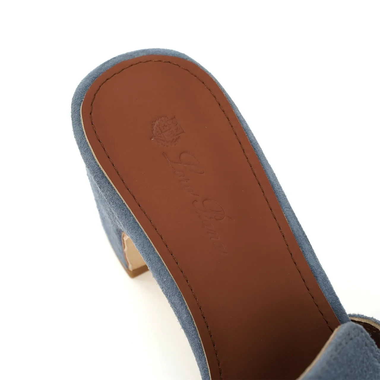 👟👟Ex-factory price 440👟👟 Genuine leather sole +30 suede sheepskin slippers with a strap decorated with Loro Piana My Charms charms and decorated with tone-on-tone stitching. Sophisticated and feminine, it pairs well with both city and resort looks. For those looking for an elegant upgrade, the summer glamor slipper is known for its slim open-back silhouette. size: 35-44 (custom-made sizes 43 and 44 are non-returnable) Upper: imported suede sheep leather (sheep), cowhide ostrich pattern, cowhide snake pattern Lining: imported high-grade mixed sheep silk Heel height: 5.5CM
